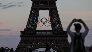 Descendentes do criador da Torre Eiffel querem que os anéis olímpicos sejam removidos do monumento