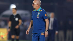 Dorival testa mudanças no meio-campo e na lateral da seleção brasileira