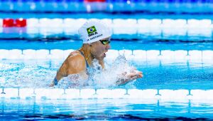 Carol Santiago conquista prata nos 100m peito e encerra participação em Paris com cinco medalhas 