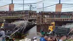 Caminhão atinge passarela em construção na BR-232, no bairro do Curado, e deixa feridos