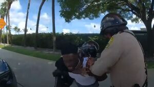 Polícia de Miami divulga imagens de câmera da farda de agentes que detiveram Tyreek Hill; assista