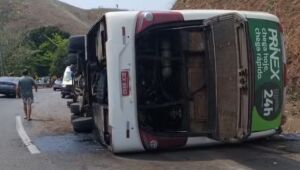 Ônibus que levava time de futebol americano tomba e mata três, na Serra das Araras