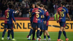 Barcelona goleia Sevilla e mantém vantagem sobre Real na liderança do Espanhol