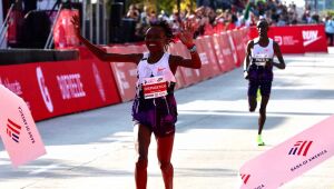 Queniana Ruth Chepngetich bate recorde mundial feminino da maratona com vitória em Chicago