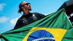 Lewis Hamilton homenageia Senna e Brasil em sua chegada a Interlagos