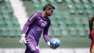 Náutico oficializa contratação do goleiro Douglas Borges