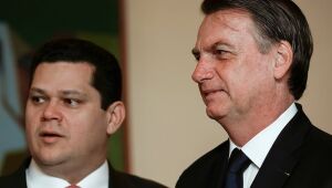 Bolsonaro se reúne com senadores do PL para selar apoio a Alcolumbre para a sucessão