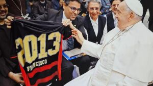 Torcedor do Sport, no Vaticano, presenteia Papa Francisco com camisa do clube