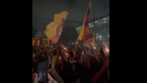 Torcida do Sport recepciona time com festa antes de jogo com Operário-PR; assista