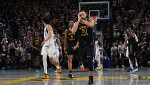 Curry brilha em reencontro com Klay Thompson e Warriors vencem Mavericks na NBA