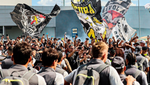 Torcida faz linda festa no embarque do Atlético-MG para Argentina e é aplaudida por jogadores