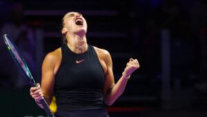 Sabalenka bate Paolini e vai à semifinal do WTA Finals