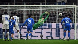 França resolve na bola parada, vence Itália no San Siro e lidera grupo na Liga das Nações