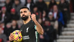 Salah faz dois, Liverpool vence Southampton e abre oito pontos na liderança do Inglês