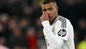 Ancelotti defende Mbappé, que enfrenta má fase no Real Madrid: 'O problema está na equipe'