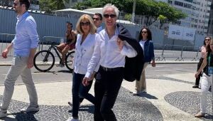 Enquanto Macron debate, primeira-dama da França passeia na Praia de Copacabana