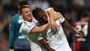 Rafael Leão faz dois, mas Milan cede empate ao Cagliari e continua em 7º lugar do Italiano