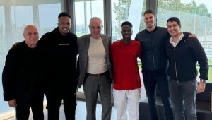 Desempregado, Tite visita treino do Real Madrid, tira foto com Vini Jr e sonda mercado europeu