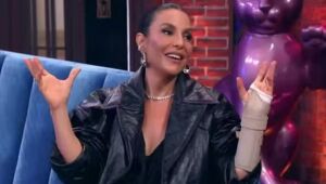 Entenda por que Ivete Sangalo aparece com o braço imobilizado no "Lady Night", com Tatá Werneck