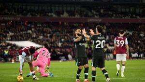 Liverpool faz 3 no 1º tempo, goleia West Ham e sustenta vantagem na ponta da Premier League 