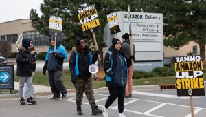 Nos EUA, milhares de trabalhadores da Amazon entram em greve durante a correria pré-natalina