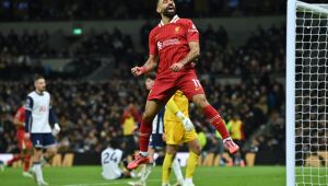 Salah brilha, Liverpool derrota Tottenham em jogo de nove gols e dispara na liderança do Inglês