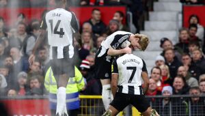 Joelinton faz gol pelo Newcastle sobre o Manchester United pelo Inglês; assista