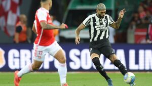 Botafogo vence Inter, mas virada do Palmeiras ante o Cruzeiro mantém campeão da Série A indefinido