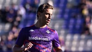 Meia da Fiorentina que teve mal súbito em campo pode encerrar carreira na Itália aos 22 anos