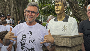 Neto tem busto inaugurado no Parque São Jorge e se emociona em homenagem do Corinthians