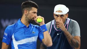 Djokovic e amigo Kyrgios se divertem em dura vitória na estreia de duplas em Brisbane