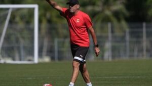 Ex-técnico do Santa Cruz, Vinícius Eutrópio conta experiência no comando da seleção de Brunei