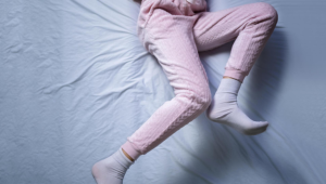 Sono: dormir no mesmo horário todos os dias pode reduzir a pressão arterial, diz novo estudo