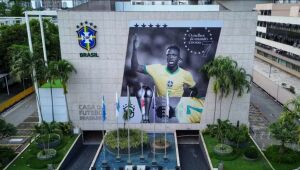 Eleito melhor jogador do mundo, Vini Jr. é homenageado na fachada da sede da CBF