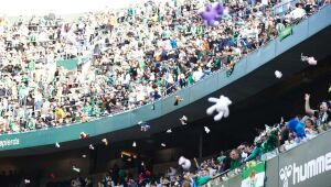 Tradicional 'chuva de pelúcias' do Real Betis bate recorde na Espanha