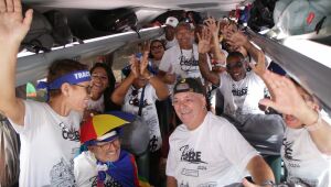 Ônibus com corredores do Recife parte rumo a São Paulo para participar da Corrida de São Silvestre