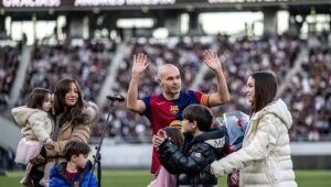 Iniesta se despede do futebol em amistoso com lendas do Barcelona e Real Madrid