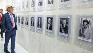 Lula visita galeria dos ex-presidentes no Planalto e critica Bolsonaro: foi eleito por mentiras