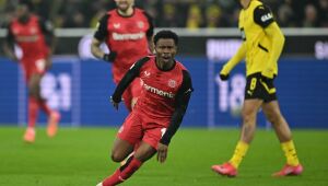 Leverkusen faz três gols em 19 minutos e bate Borussia Dortmund pelo Alemão