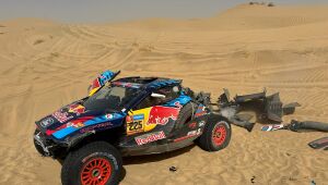 Atual campeão, Carlos Sainz capota carro em 2ª etapa do Rali Dakar, mas continua na competição