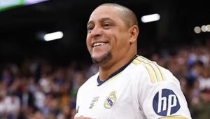 Roberto Carlos nega estar morando em sede do Real Madrid e diz que equipe jurídica analisa alegações