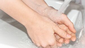 Mãos mal lavadas têm potencial transmissor de bactérias e doenças.