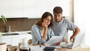Amor e dívida: 53% dos brasileiros dizem que dinheiro é o principal motivo de brigas entre casais.