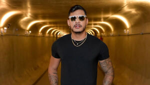 Rapper Hungria recebe alta após suspeita de intoxicação por metanol.