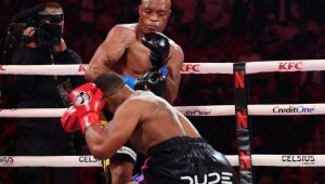 Anderson Silva derrota Tyron Woodley por nocaute técnico em luta de boxe