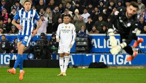Real Madrid sofre, mas vence Alavés e dá fôlego a Xabi Alonso