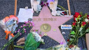Filho do cineasta Rob Reiner se apresenta à justiça pelo homicídio dos pais