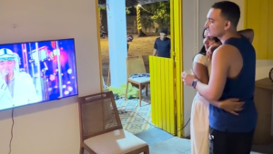 Abraçado com Ary Mirelle, João Gomes fica emocionado ao se ver no Especial de Roberto Carlos