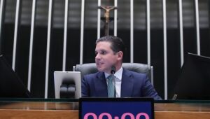 Motta diz que vai discutir com líderes destino dos mandatos de Ramagem e Eduardo Bolsonaro