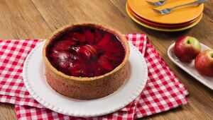 Maçã do amor em versão torta: confira passo a passo da receita para compartilhar